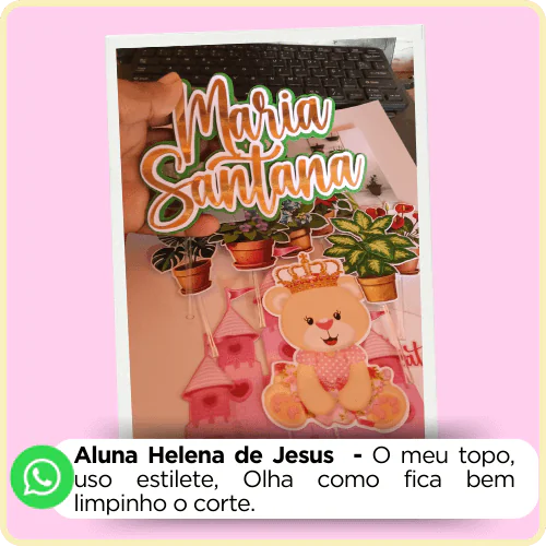 Aluna usando os topos para confeitaria personalizada